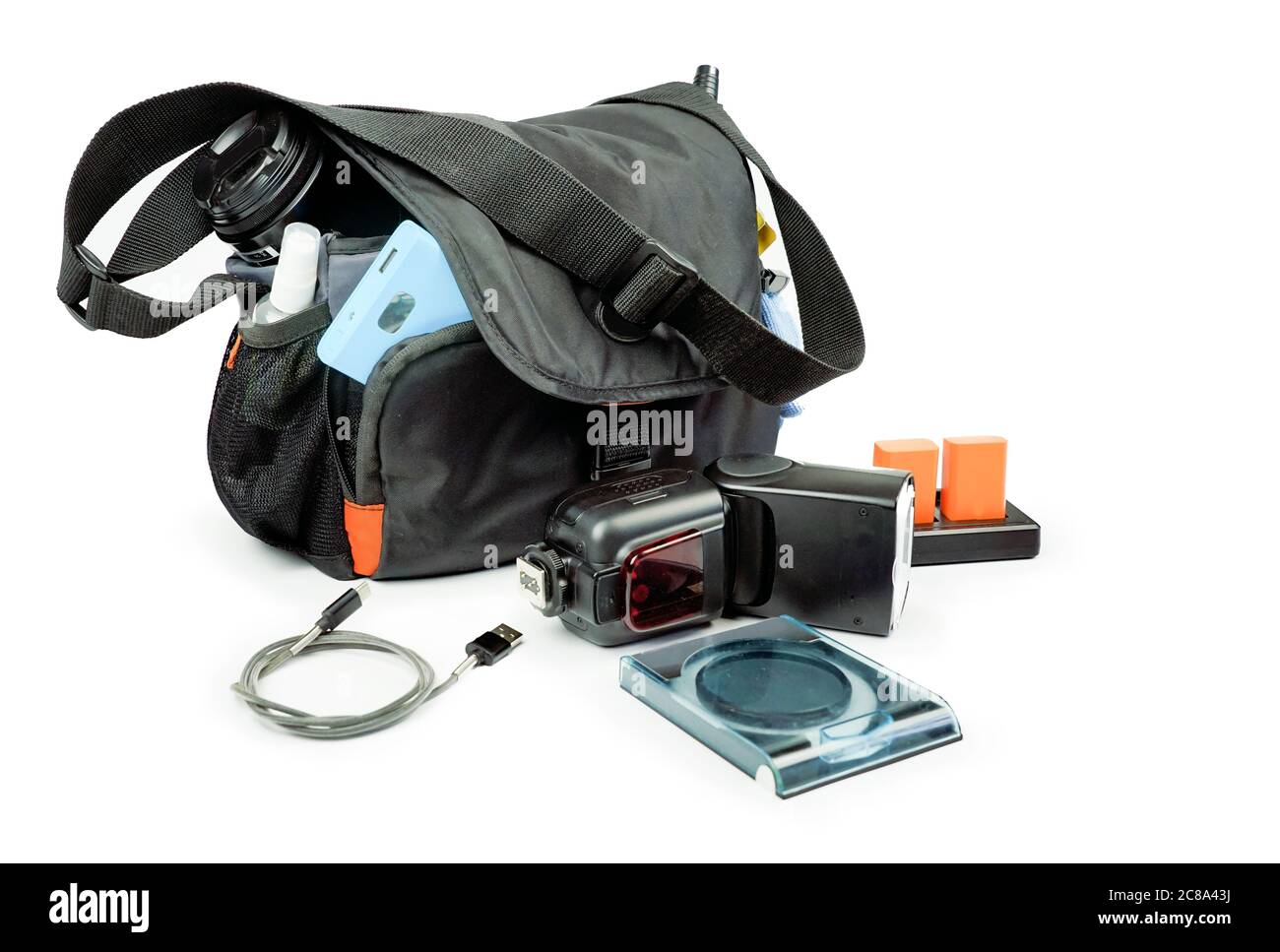 Kit per fotografi, borsa fotografica con accessori e strumenti: Obiettivi, caricabatterie, kit di pulizia, filtro Foto Stock