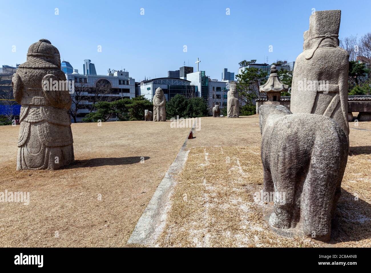 Statue di pietra di studiosi, soldati, cavalli e altri animali. La tomba di re Seongjong, Seolleung e Jeongneung sepoltura terreni, Seoul, Corea del Sud Foto Stock