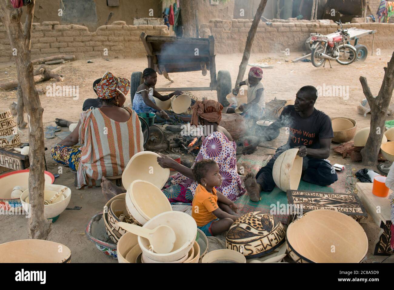 La gente in una piccola comunità in Segou, Mali, Africa occidentale fa un vivere decorando calabashes. Foto Stock
