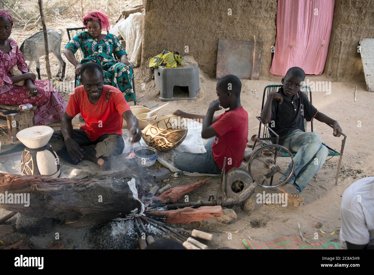La gente in una piccola comunità in Segou, Mali, Africa occidentale fa un vivere decorando calabashes. Foto Stock