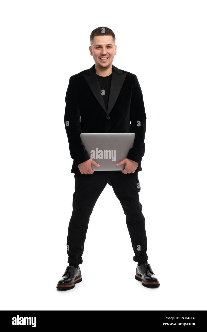 Ritratto di giovane uomo d'affari con il computer portatile in mani isolate su bianco Foto Stock