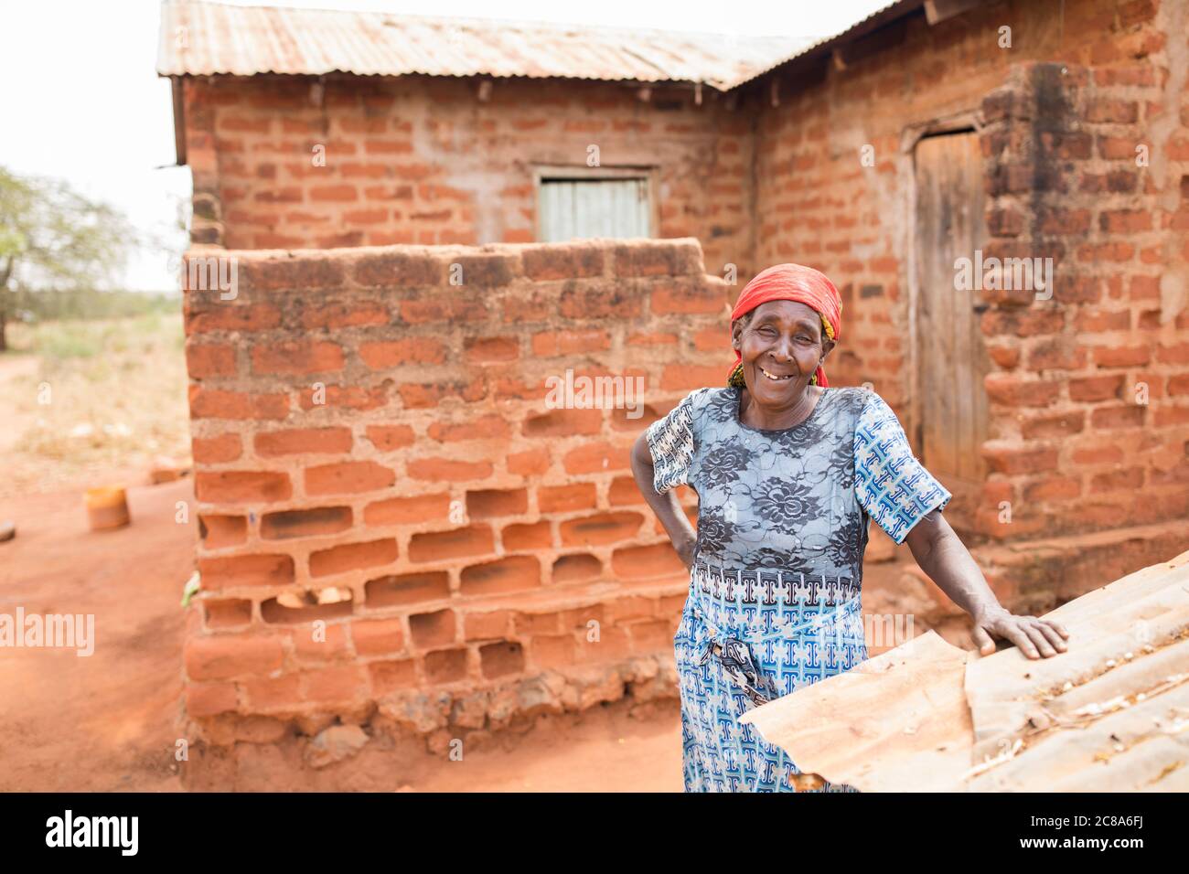 Regina Mwanganggi (65) è un coltivatore che lotta per aumentare il suo raccolto in una zona arida e infertile del Kenya. Progetto LWR Isaiah 58 - Contea di Makueni, Foto Stock