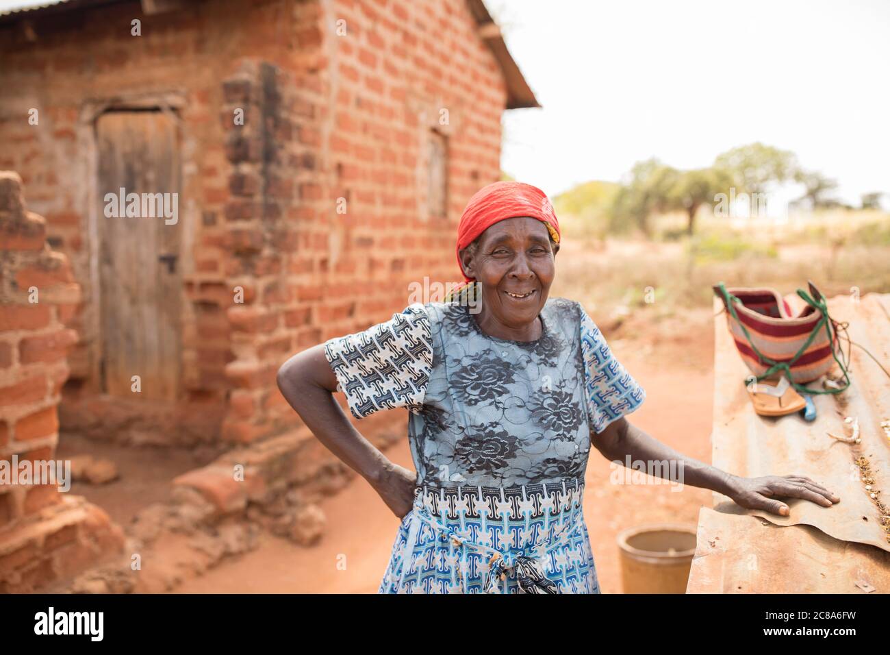 Regina Mwanganggi (65) è un coltivatore che lotta per aumentare il suo raccolto in una zona arida e infertile del Kenya. Progetto LWR Isaiah 58 - Contea di Makueni, Foto Stock