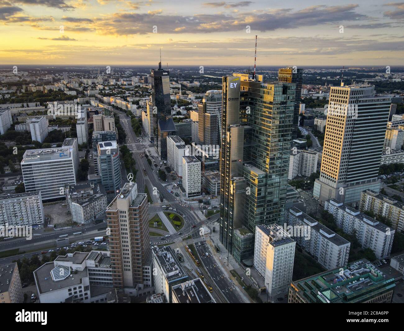 L'edificio Rondo 1 con il logo Ernst and Young (EY) è stato visto a Varsavia, Polonia, il 22 luglio 2020. Foto Stock