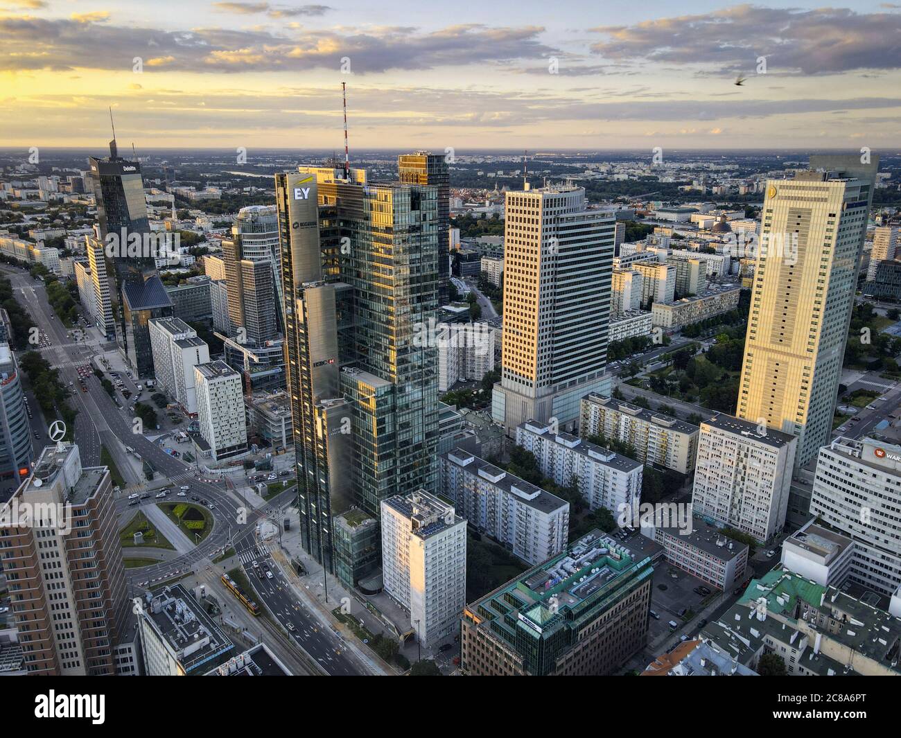 L'edificio Rondo 1 con il logo Ernst and Young (EY) è stato visto a Varsavia, Polonia, il 22 luglio 2020. Foto Stock