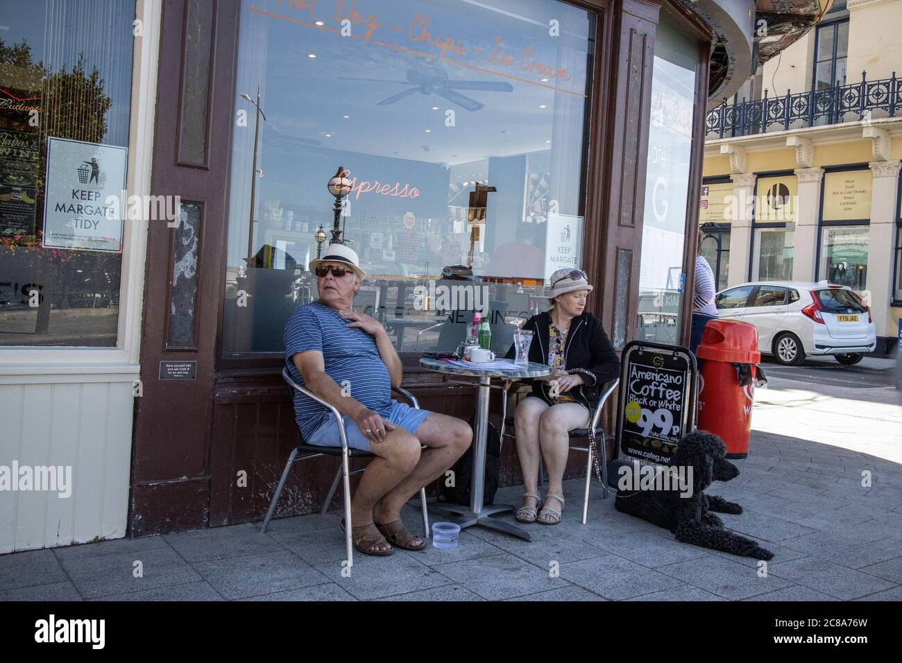 La città balneare inglese di Margate mostra segni di recupero dopo il blocco coronavirus con turisti e locali in visita alla città costiera, Kent, Regno Unito Foto Stock