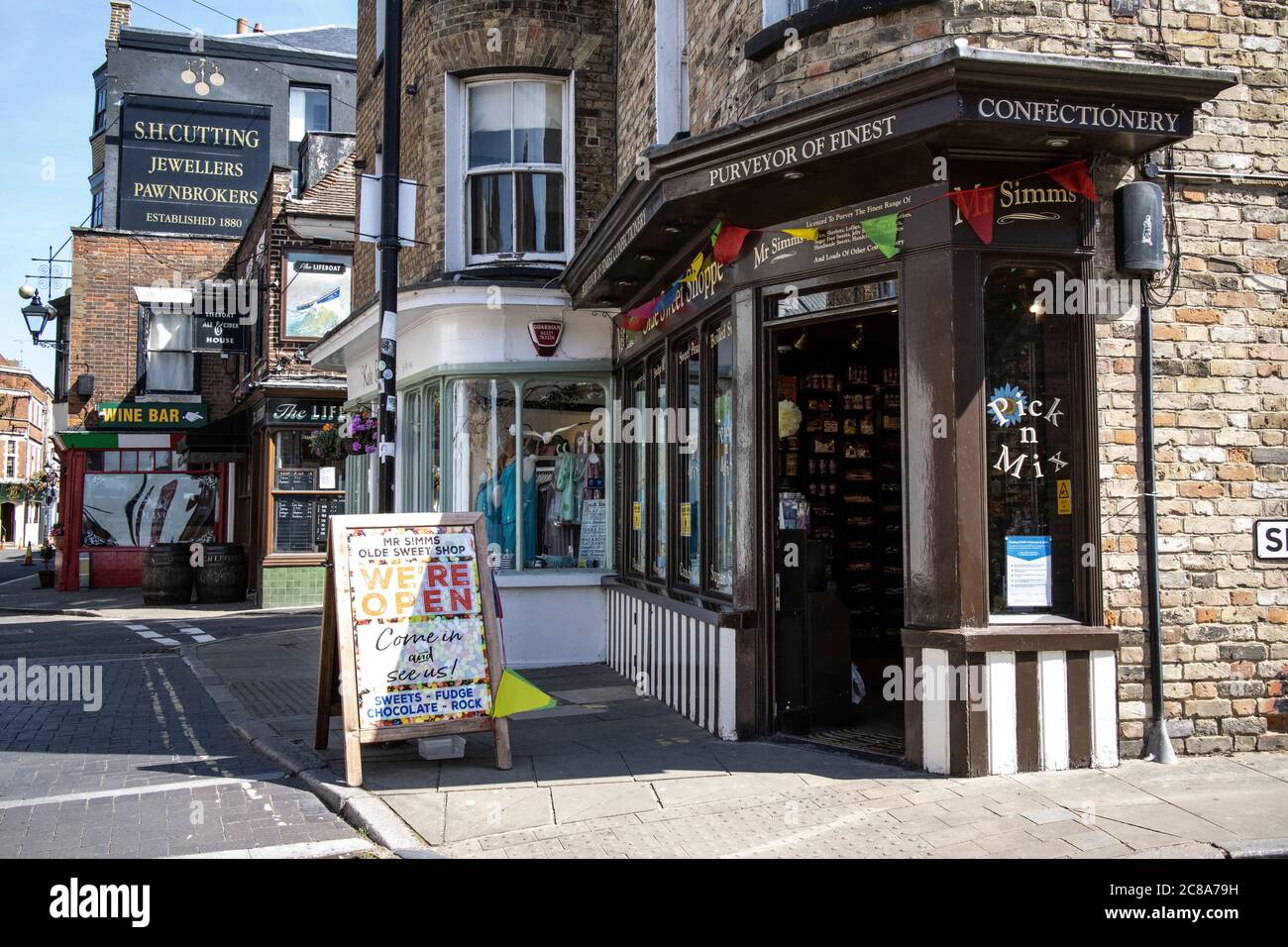 La città balneare inglese di Margate mostra segni di recupero dopo il blocco coronavirus con turisti e locali in visita alla città costiera, Kent, Regno Unito Foto Stock