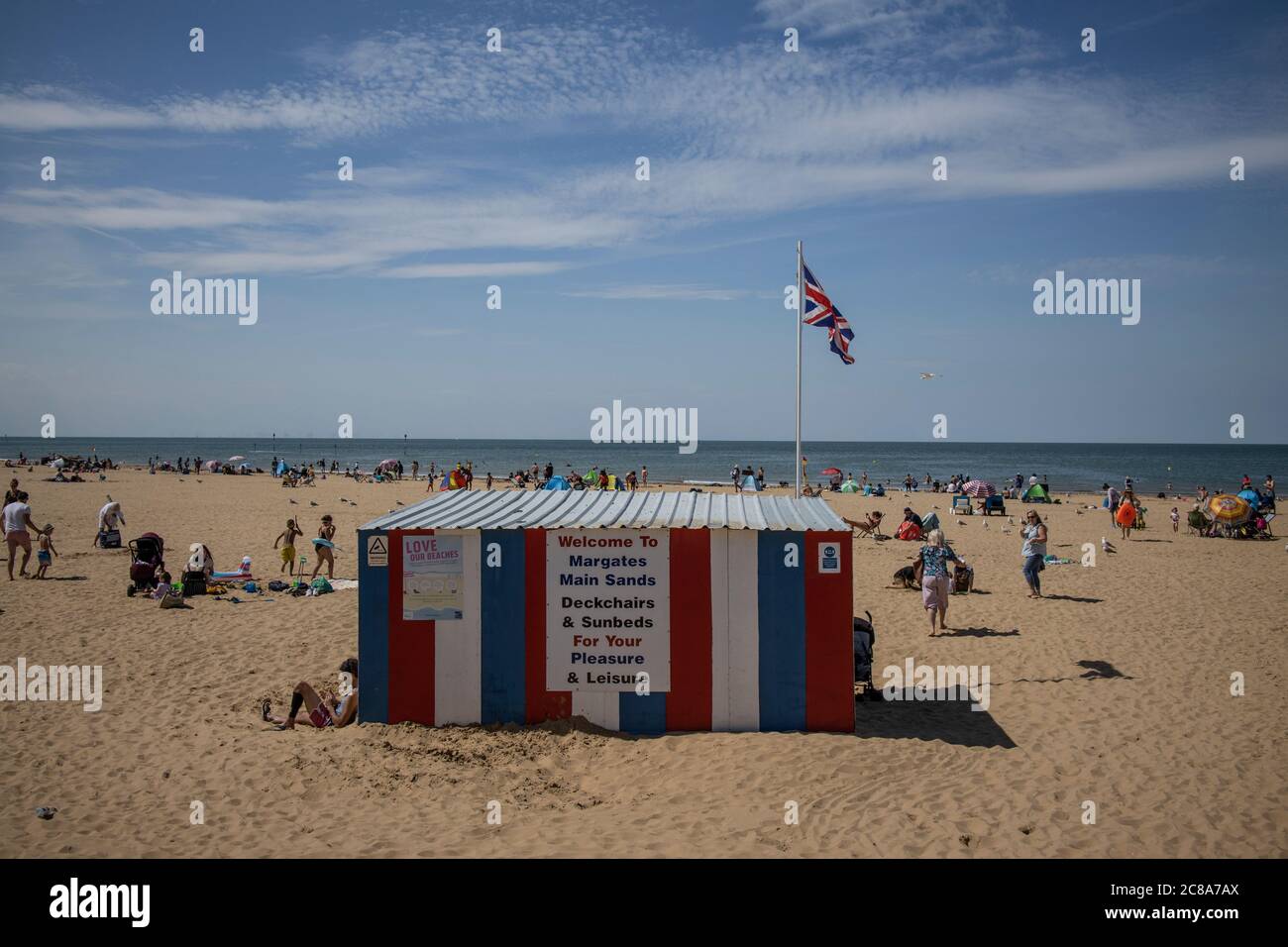 La città balneare inglese di Margate mostra segni di recupero dopo il blocco coronavirus con turisti e locali in visita alla città costiera, Kent, Regno Unito Foto Stock