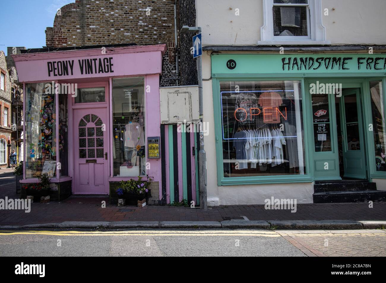 La città balneare inglese di Margate mostra segni di recupero dopo il blocco coronavirus con turisti e locali in visita alla città costiera, Kent, Regno Unito Foto Stock