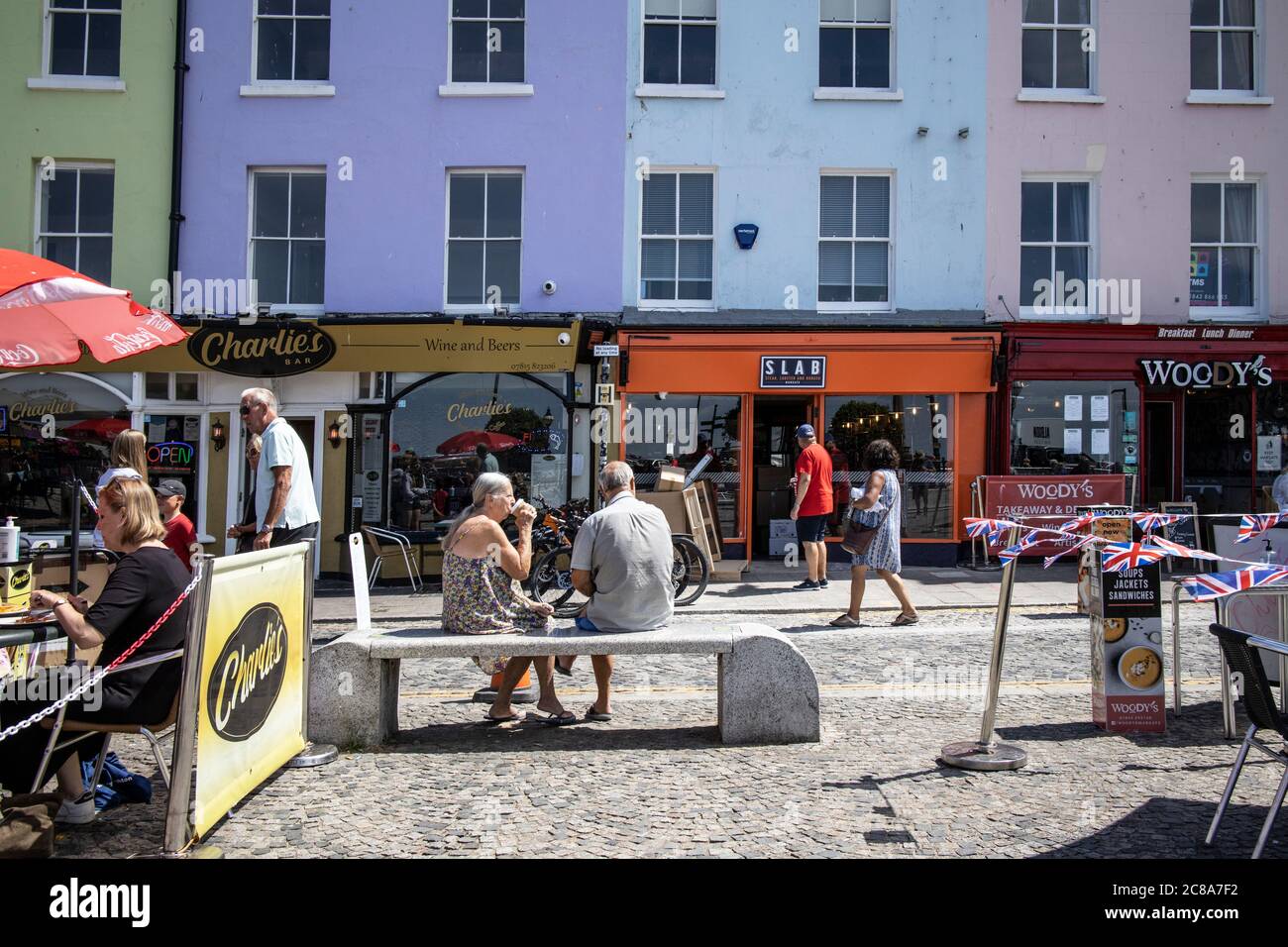 La città balneare inglese di Margate mostra segni di recupero dopo il blocco coronavirus con turisti e locali in visita alla città costiera, Kent, Regno Unito Foto Stock