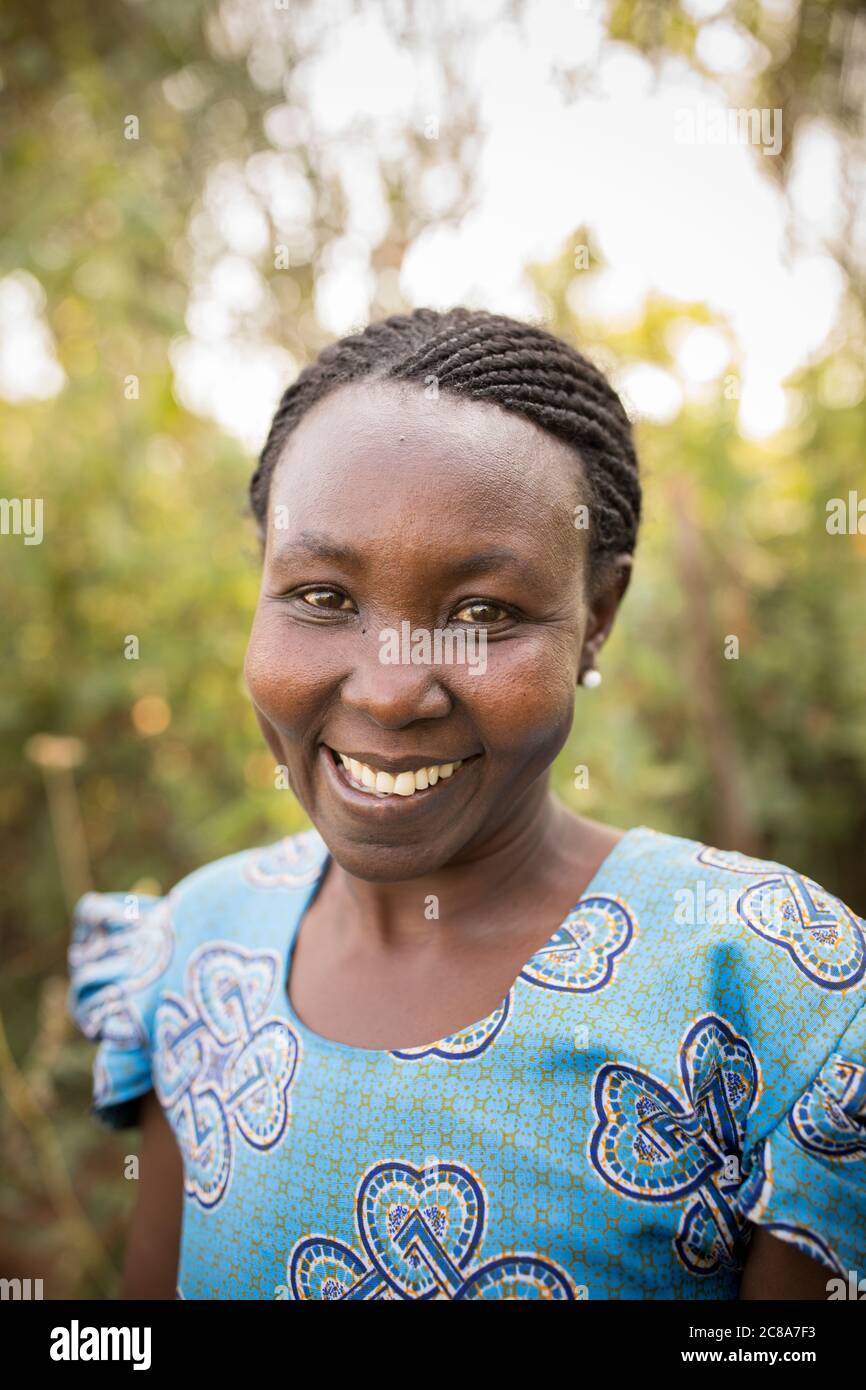 Ritratto di una donna africana con trecce e un vestito blu - Makueni County, Kenya, Africa orientale. Foto Stock Ritratto di una donna africana con trecce e un vestito blu - Makueni County, Kenya, Africa orientale. Foto Stock