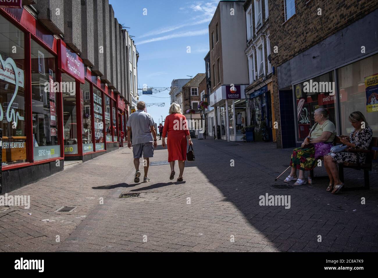 La città balneare inglese di Margate mostra segni di recupero dopo il blocco coronavirus con turisti e locali in visita alla città costiera, Kent, Regno Unito Foto Stock