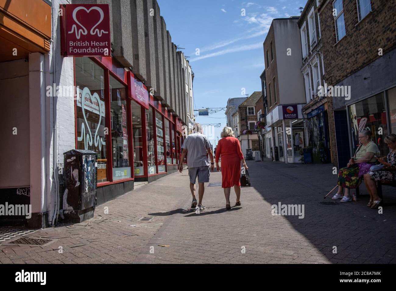 La città balneare inglese di Margate mostra segni di recupero dopo il blocco coronavirus con turisti e locali in visita alla città costiera, Kent, Regno Unito Foto Stock