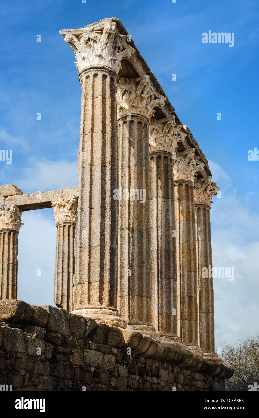 Il Tempio Romano di Diana a Evora, principale esempio di architettura romana e lusitana nella regione di Alentejo, Portogallo Foto Stock