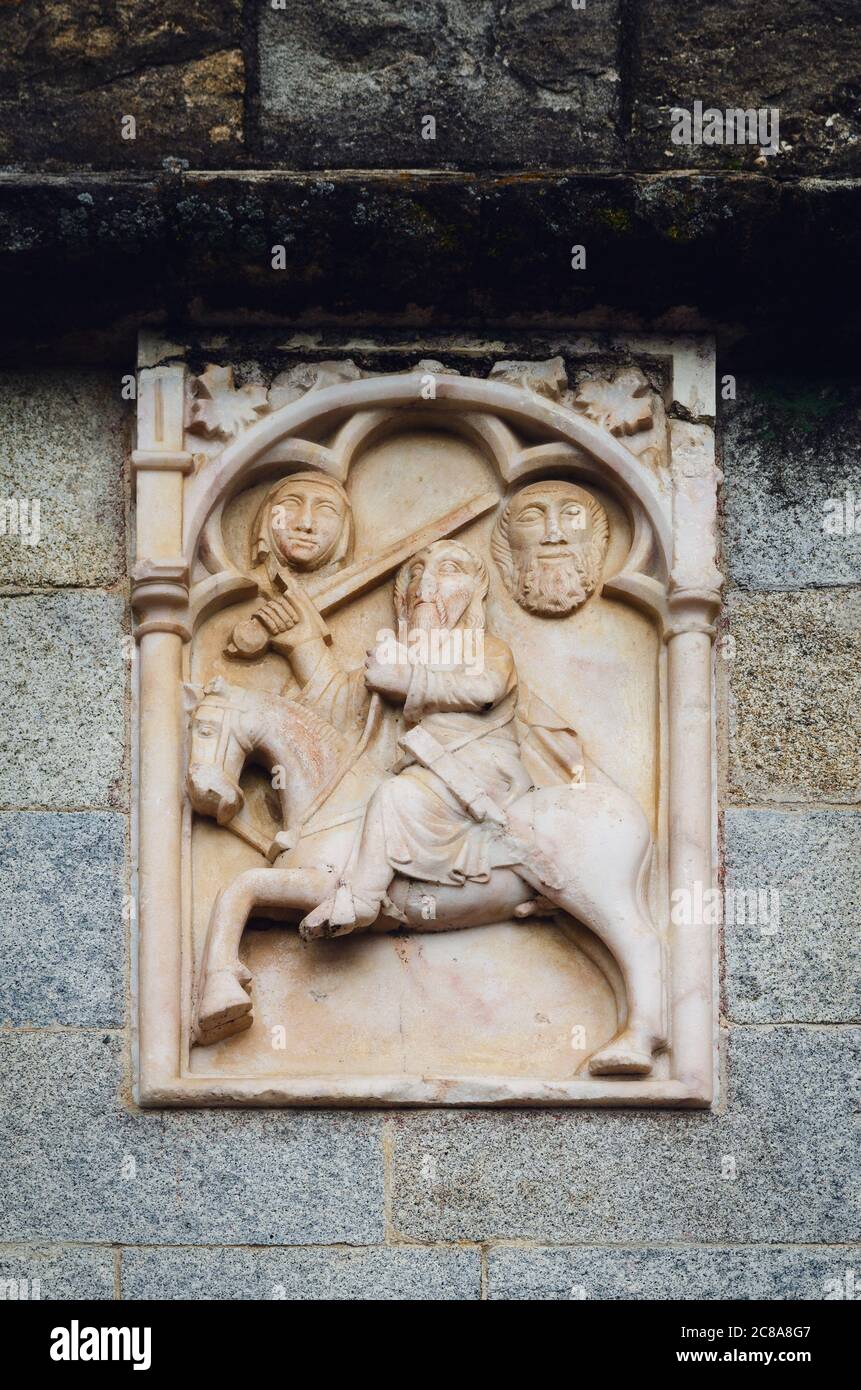 Bassorilievo gotico di un cavaliere sulla parete esterna di una chiesa medievale Foto Stock