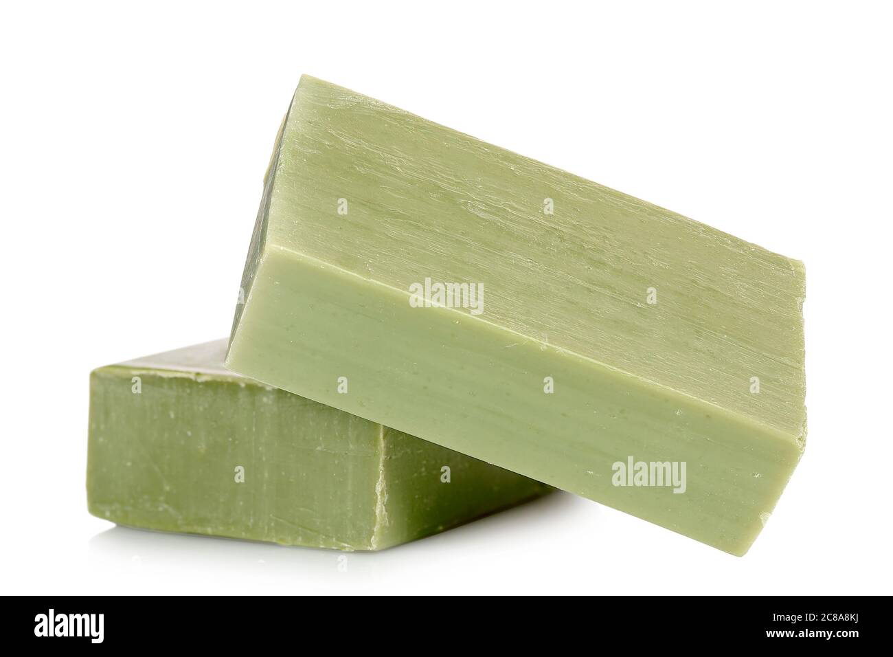 saponette verdi in olio d'oliva isolate su bianco Foto Stock
