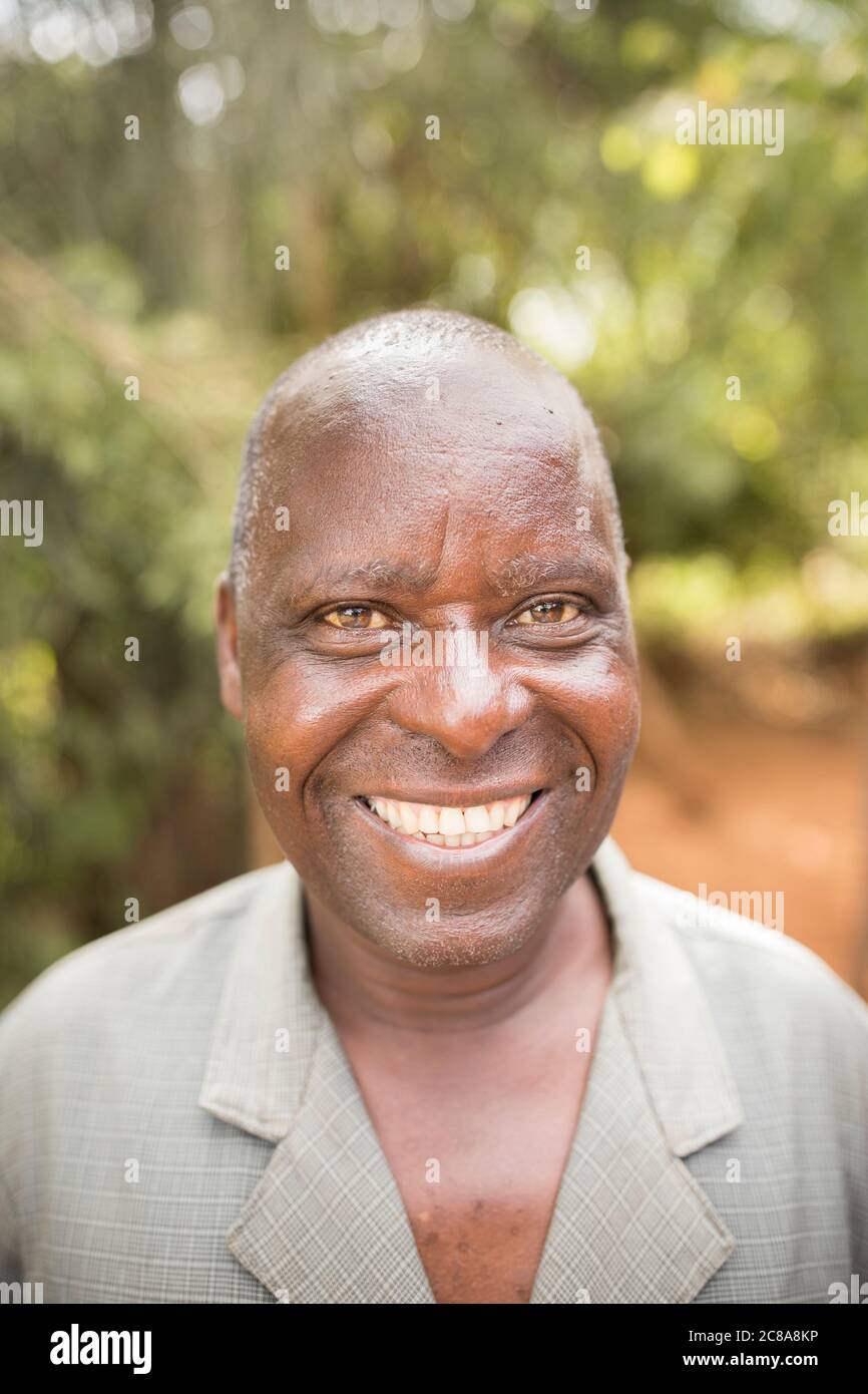 Ritratto di un uomo sorridente nella contea di Makueni, Kenya, Africa orientale. Foto Stock