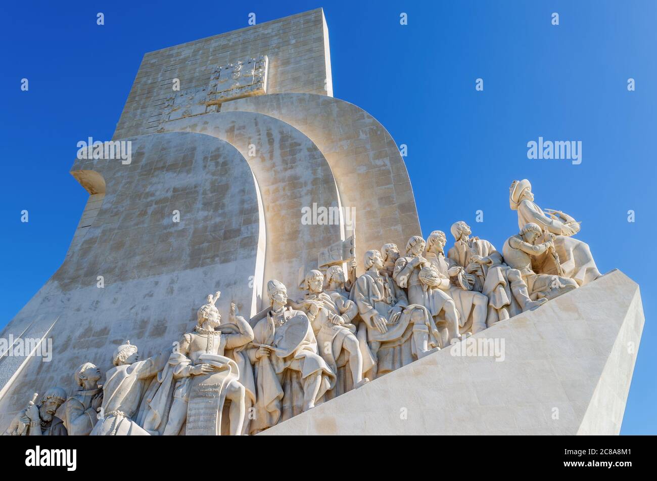 vista sul padrao dos descobrimentos, monumento alle scoperte portoghesi a lisbona, con cielo azzurro e luce solare Foto Stock