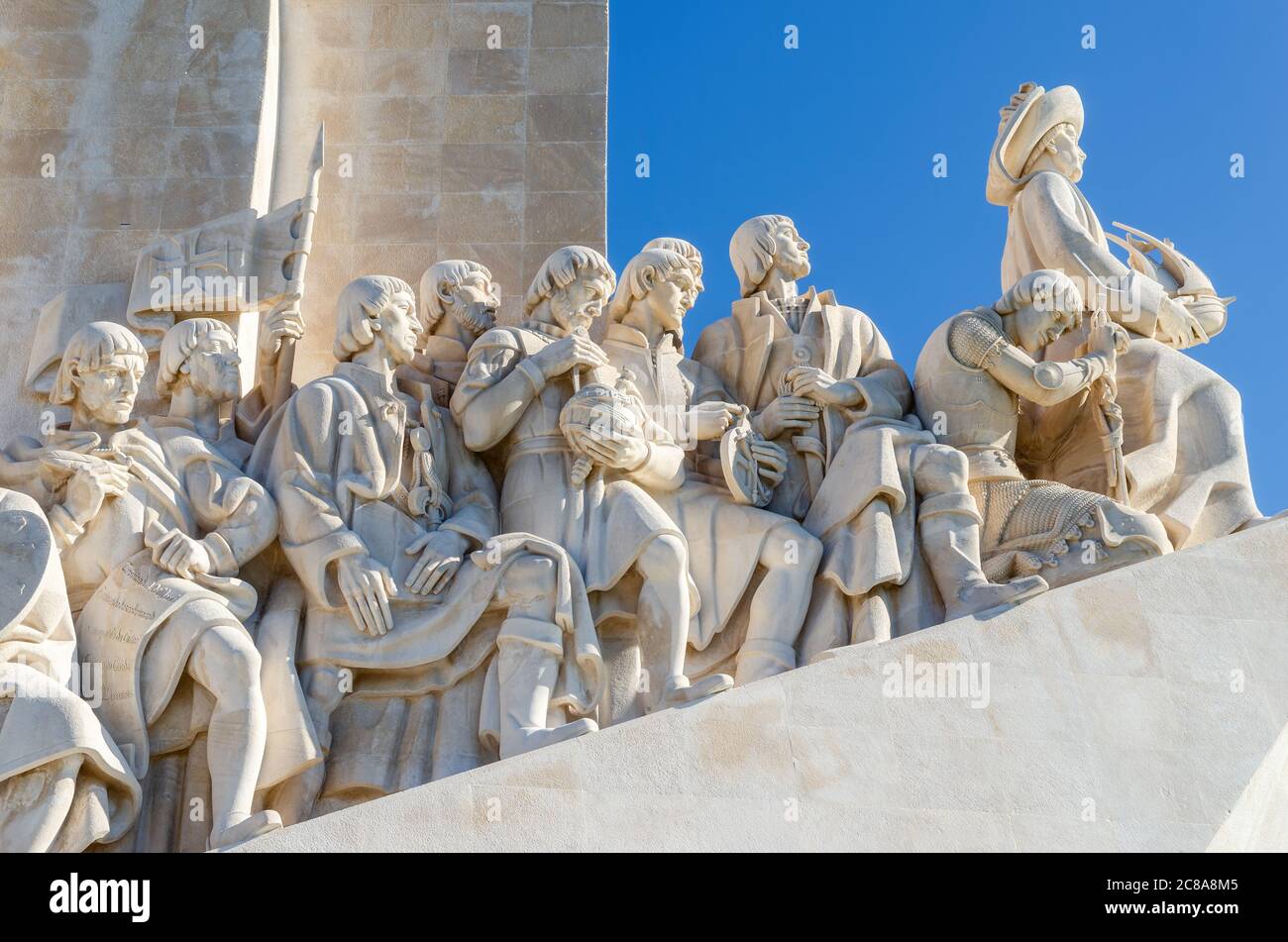 Padrao dos descobrimentos, monumento alle scoperte portoghesi a lisbona, con cielo azzurro e luce solare. Particolare delle figure del monumento Foto Stock