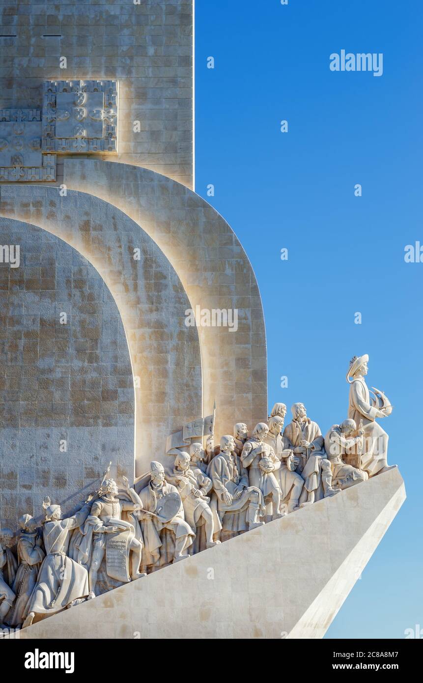 vista a distanza del padrao dos descobrimentos, monumento alle scoperte portoghesi a lisbona, con cielo azzurro e luce solare Foto Stock