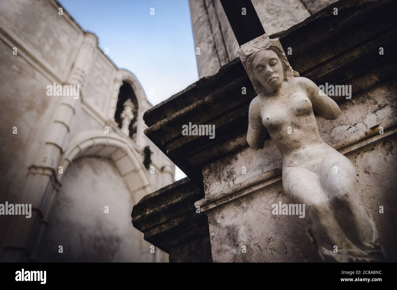 Dettaglio scultura nelle rovine dell'antico convento di Carmo a Lisbona, Portogallo, chiesa senza tetto aperta al cielo sopravvissuta al terremoto del 1755 nel Foto Stock