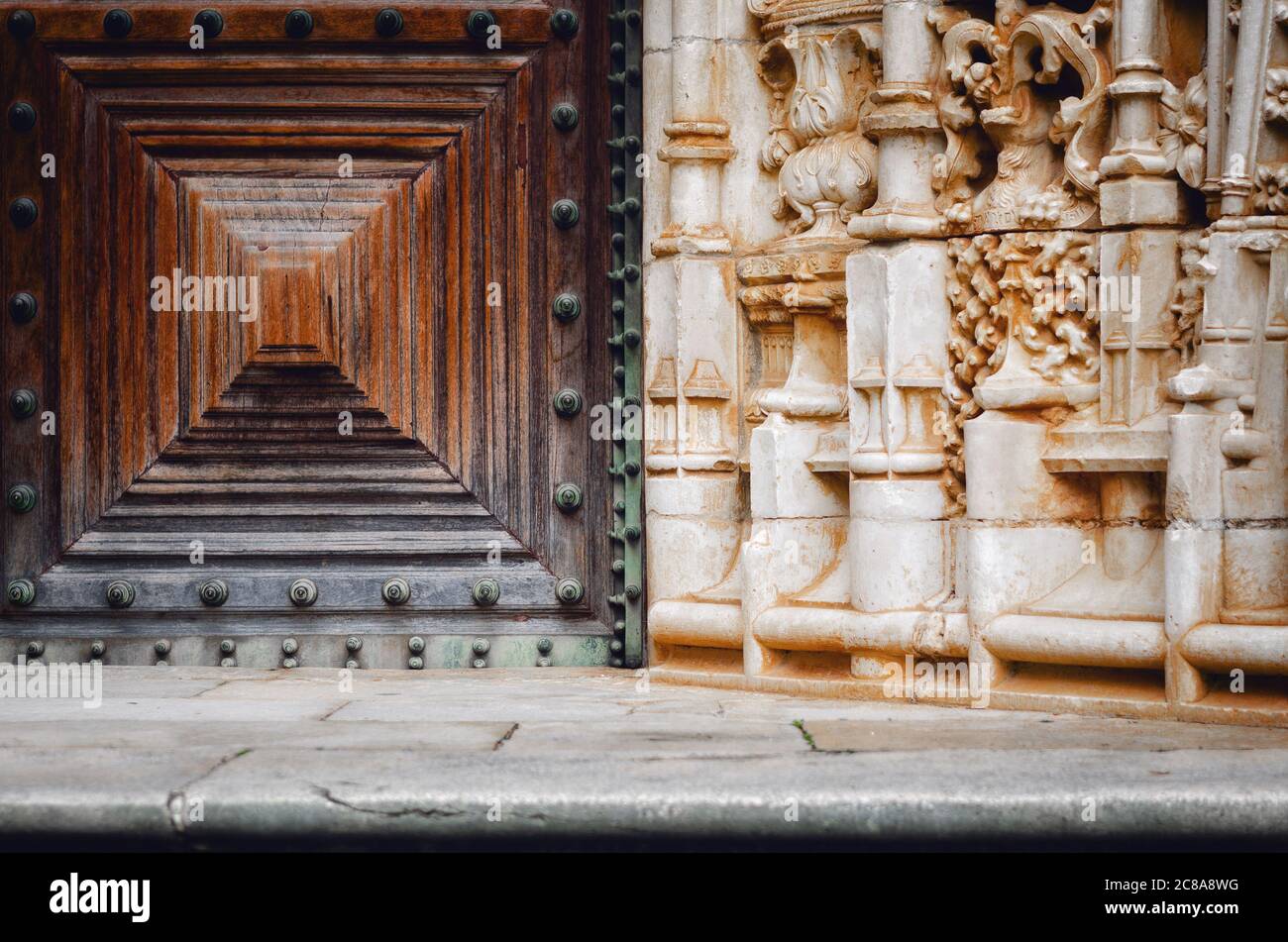 Particolare della porta esterna alla chiesa del Convento di Cristo, antico monastero medievale dei templari di Tomar, Portogallo Foto Stock