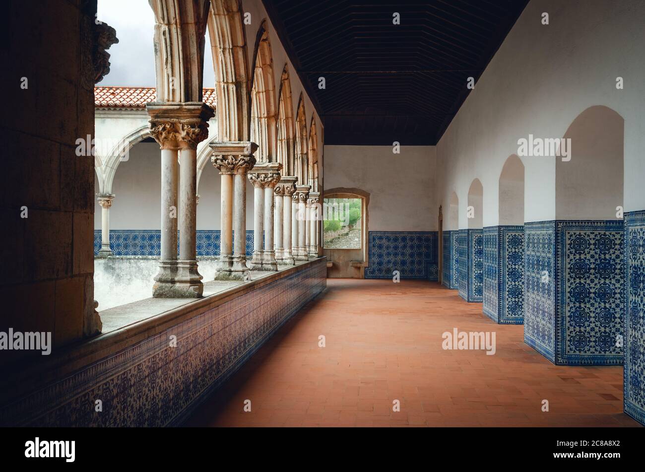 Antico chiostro del monastero in portogallo con le tradizionali piastrelle dipinte (azulejos) che decorano le pareti Foto Stock