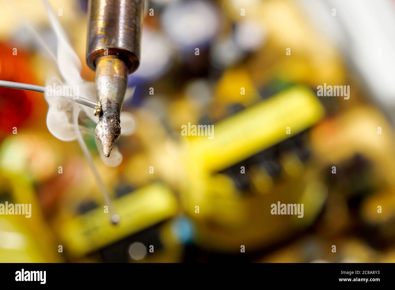 La fusione del filo di saldatura sulla Punta per saldatore Foto Stock