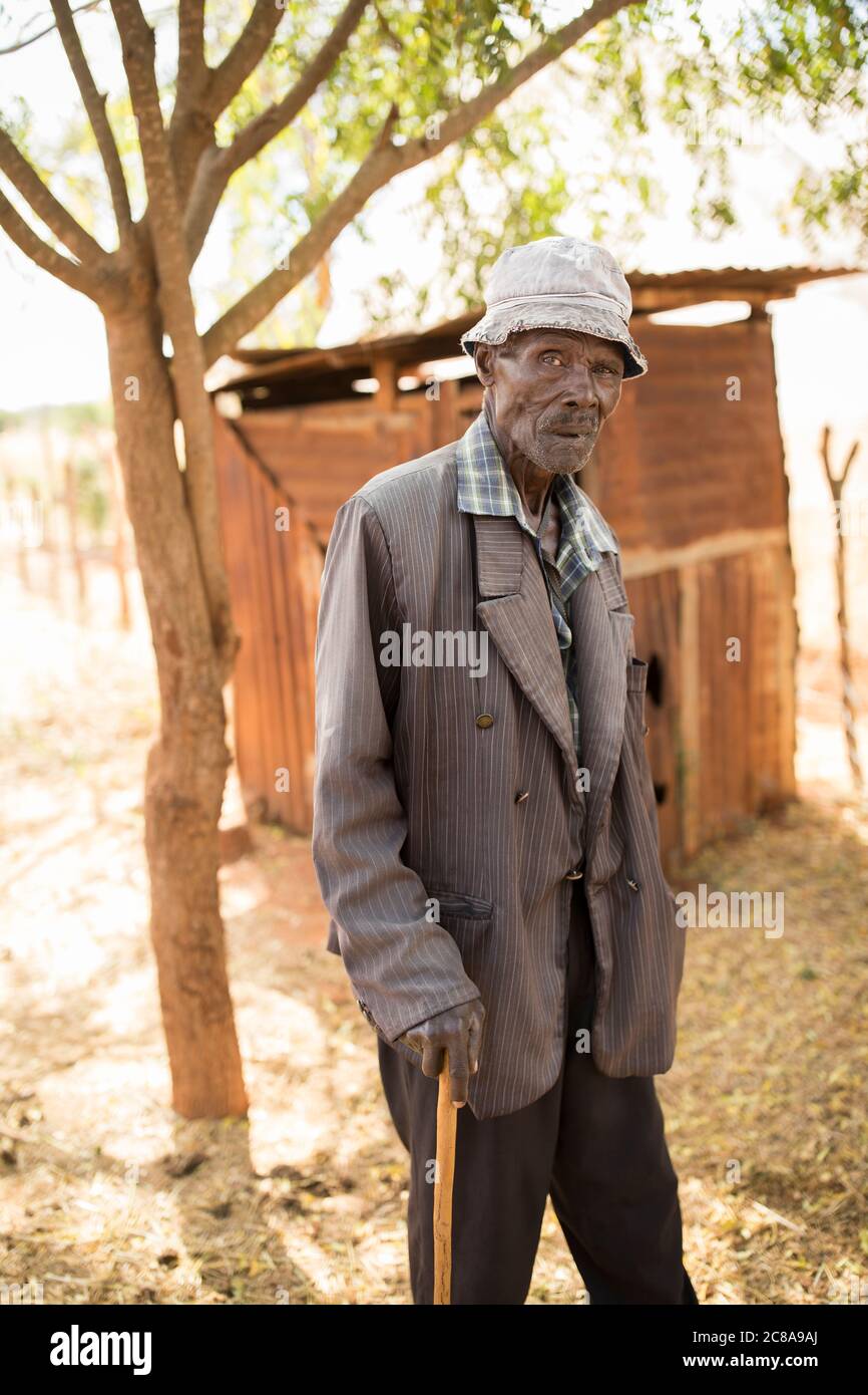 Ritratto di un anziano, di 81 anni, di fronte al rifugio nella contea di Makueni, Kenya, Africa orientale. Foto Stock