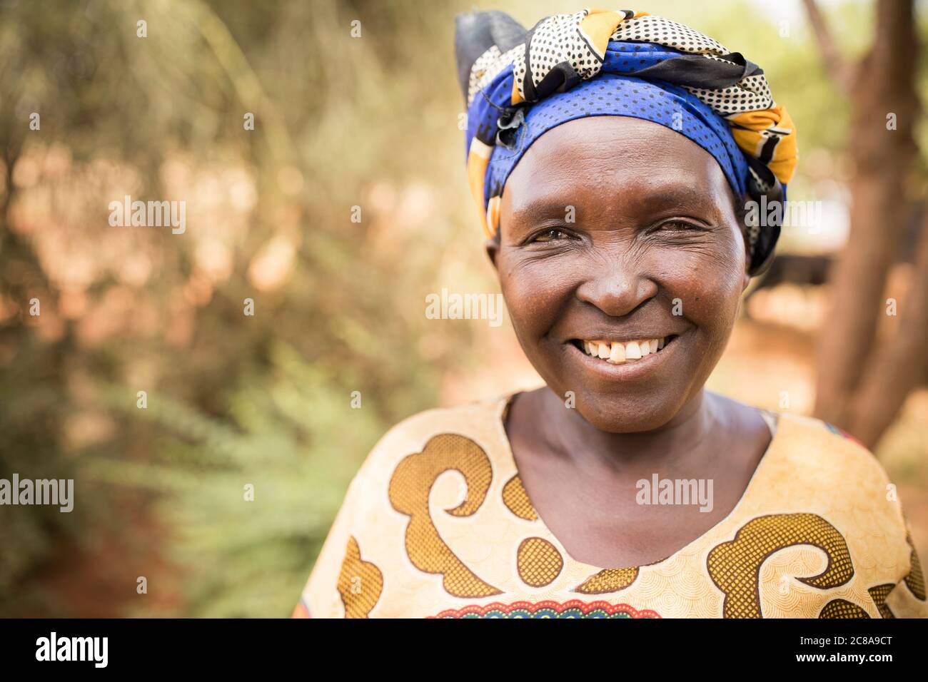 Ritratto di una donna africana adulta che indossa abiti tradizionali nella contea di Makueni, Kenya, Africa orientale. Foto Stock