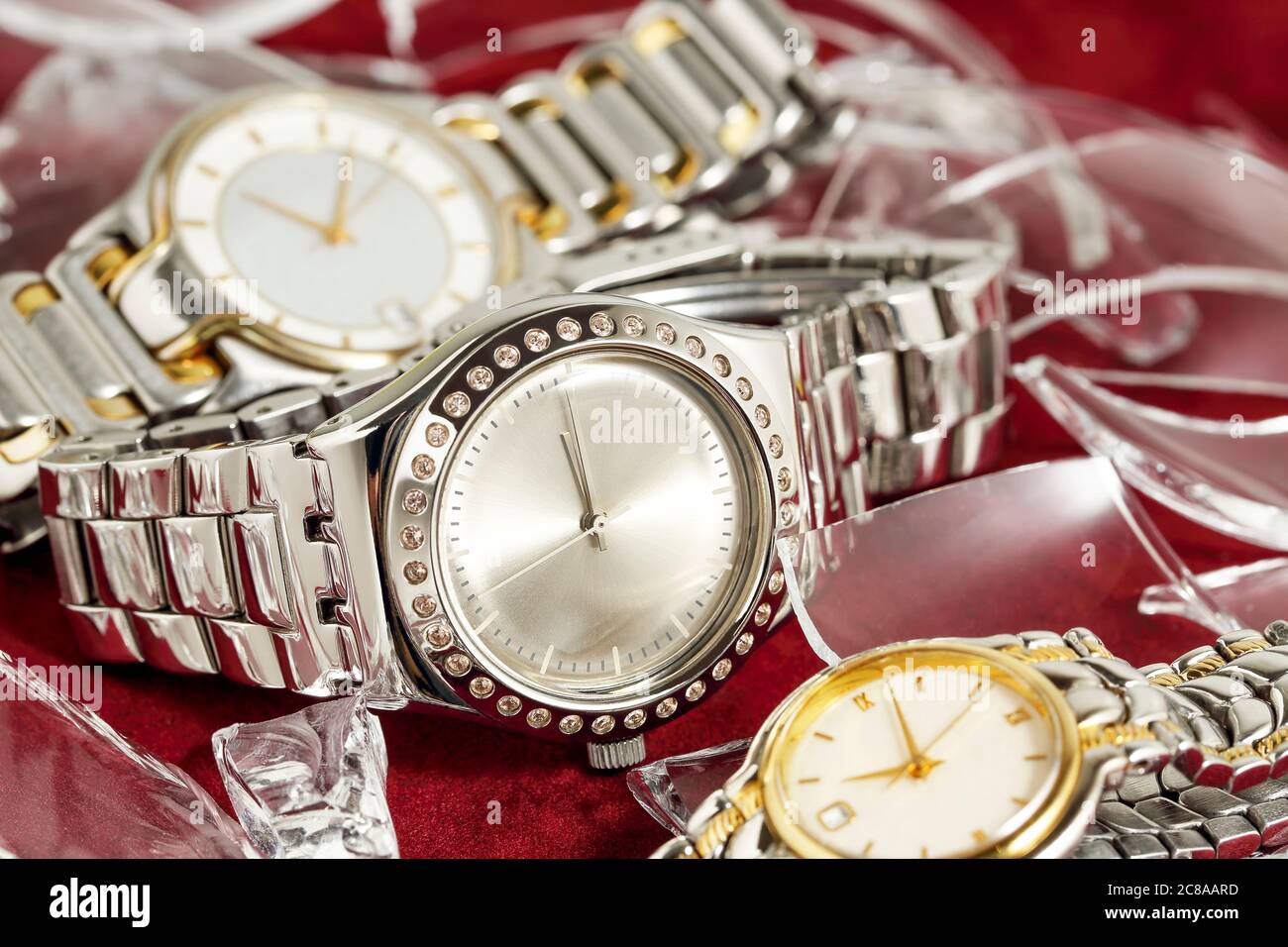 orologi glamour con pezzi di vetro rotto Foto Stock