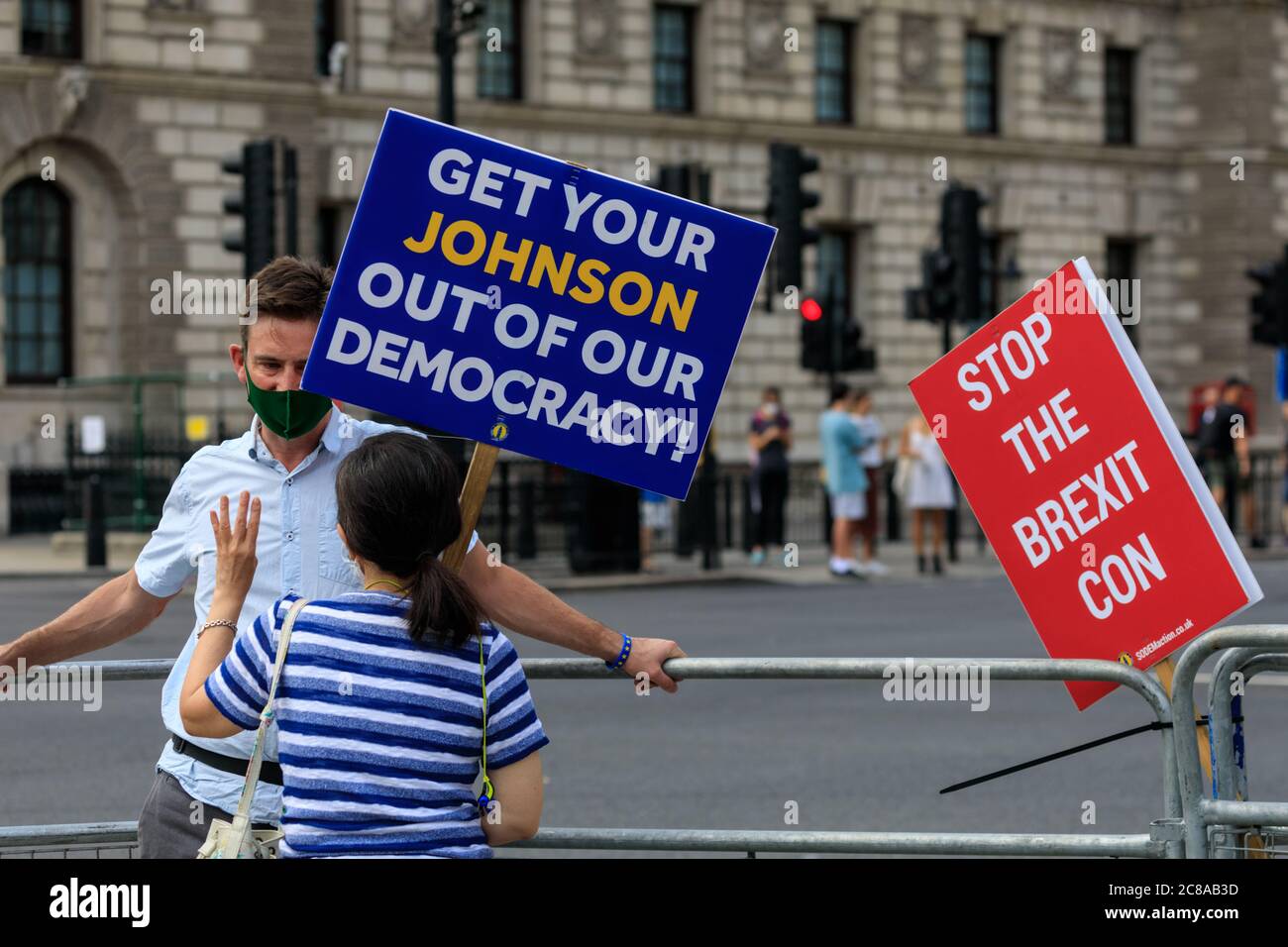 Westminster, Londra, Regno Unito. 22 luglio 2020. Steven Bray di Westminster 'Stop-Brexit Man' e altri attivisti pro-europei sono ancora una volta di fronte al Parlamento, questa volta anche con un tema russo per commentare la risposta del governo alla pubblicazione del rapporto russo ieri. Credit: Imageplotter/Alamy Live News Foto Stock