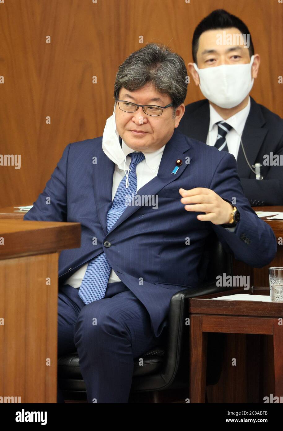Tokyo, Giappone. 22 luglio 2020. Il Ministro giapponese dell'Istruzione Koichi Hagiuda beve acqua alla sessione del Comitato per l'istruzione della Camera inferiore alla Dieta Nazionale di Tokyo mercoledì 22 luglio 2020. Credit: Yoshio Tsunoda/AFLO/Alamy Live News Foto Stock