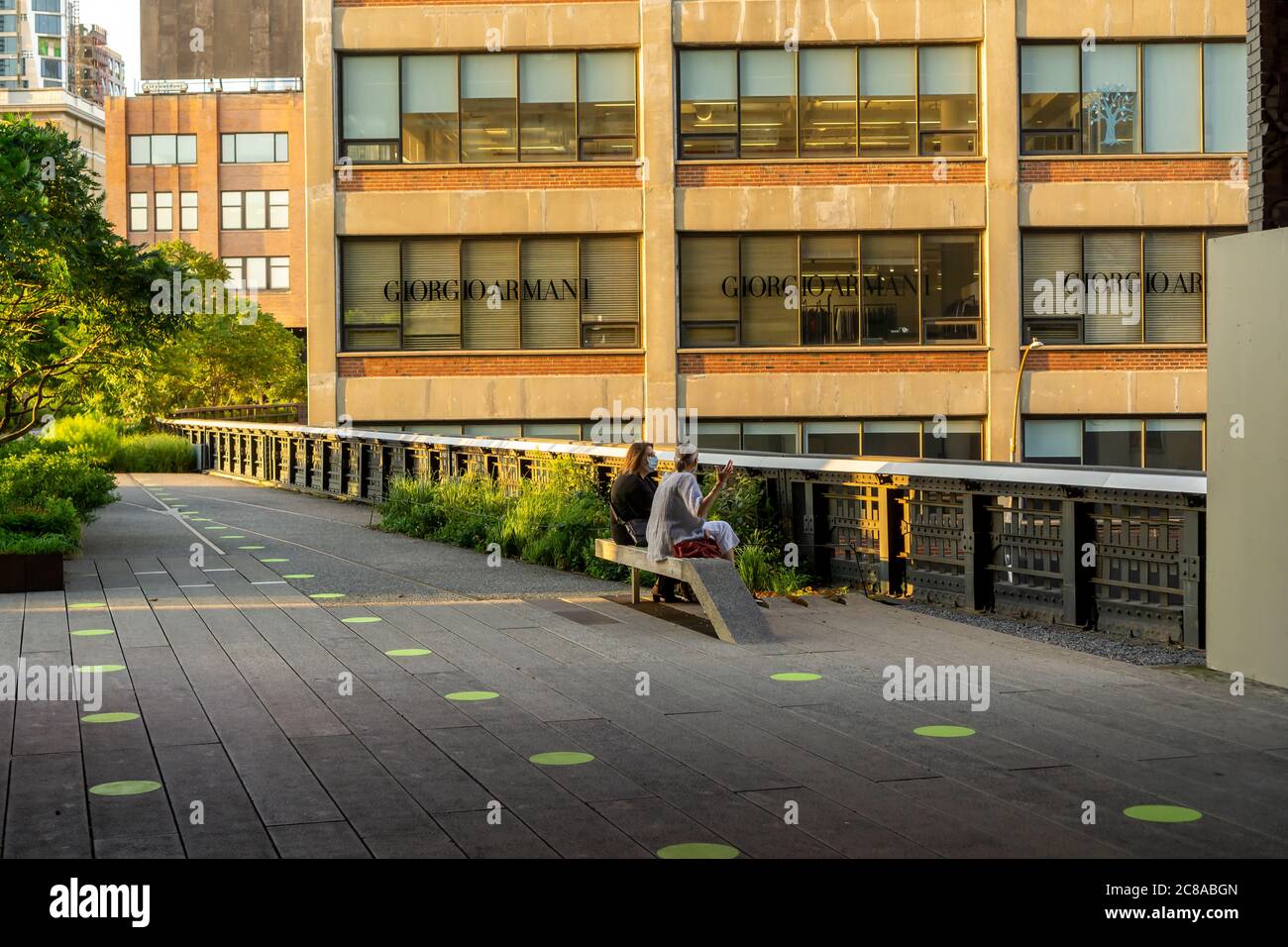 Promemoria di allontanamento sociale sul popolare High Line Park di New York, visto prima della sua riapertura, mercoledì 15 luglio 2020. La High Line riapre il 16 luglio con ingresso solo a Gansevoort St, biglietti d'ingresso a tempo e viaggio solo verso nord. (© Richard B. Levine) Foto Stock