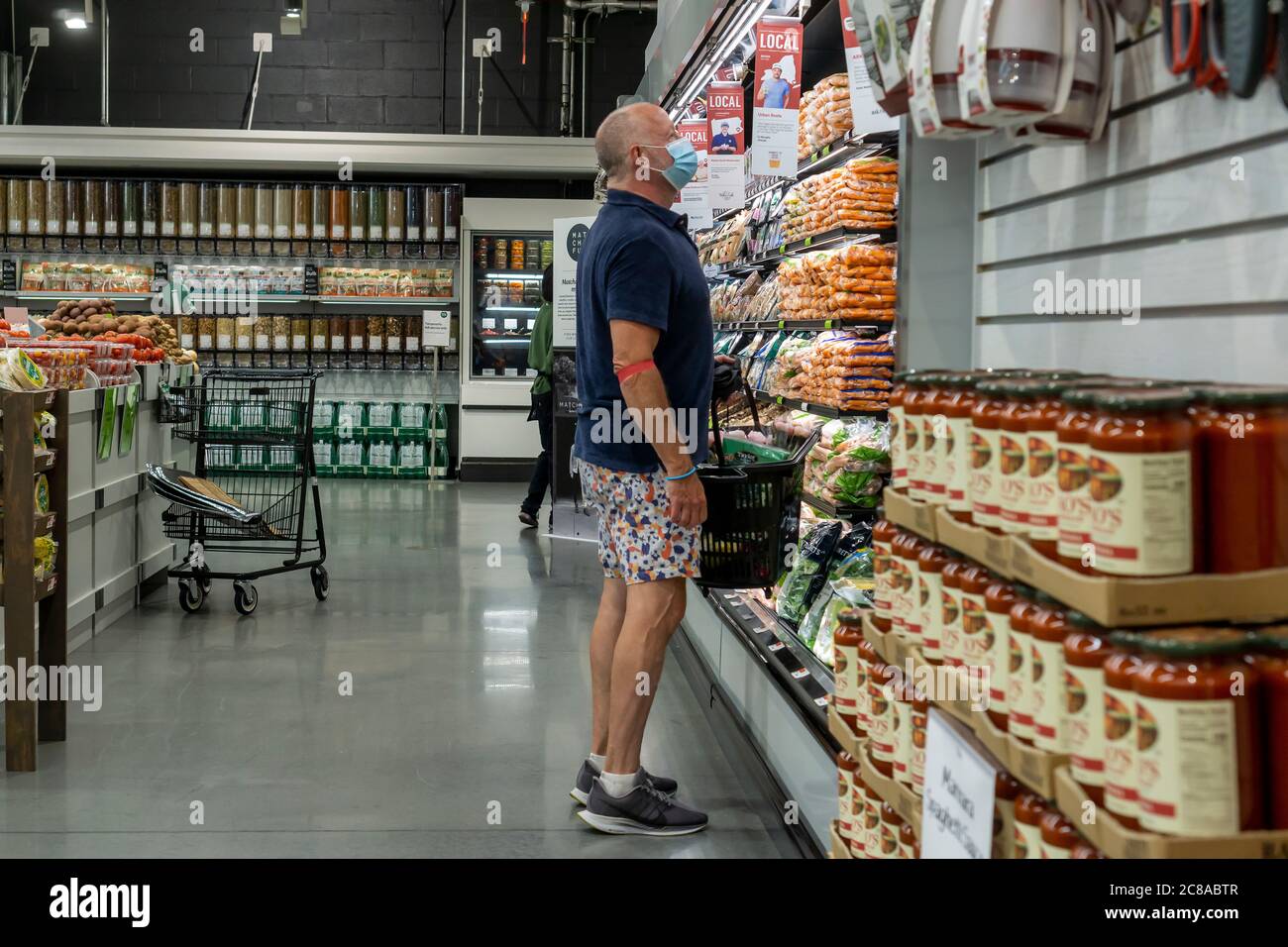 Gli acquirenti del reparto produzione del nuovo Whole Foods Manhattan West nel quartiere di Hudson Yards a New York il giorno di apertura, venerdì 17 luglio 2020. (© Richard B. Levine) Foto Stock