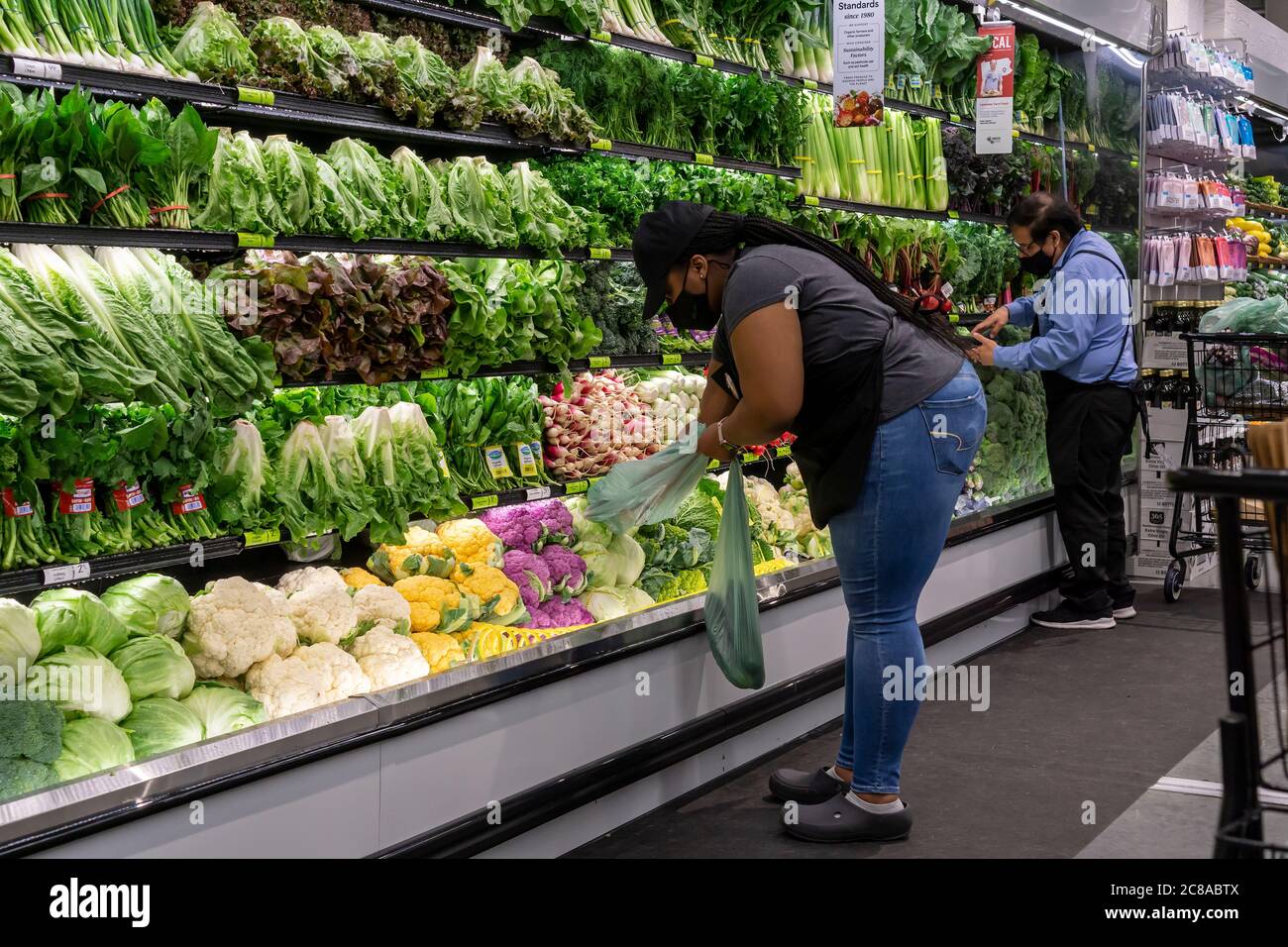 Lavoratori del reparto produzione nel nuovo Whole Foods Manhattan West nel quartiere Hudson Yards di New York il giorno di apertura, Venerdì, 17 luglio 2020. (© Richard B. Levine) Foto Stock