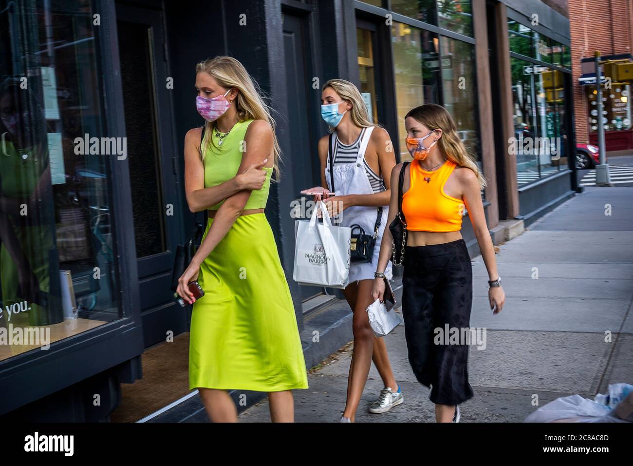 Donne mascherate su Bleecker Street nel quartiere Greenwich Village a New York lunedì 20 luglio 2020, giorno in cui New York entra nella fase 4 della riapertura. (© Richard B. Levine) Foto Stock