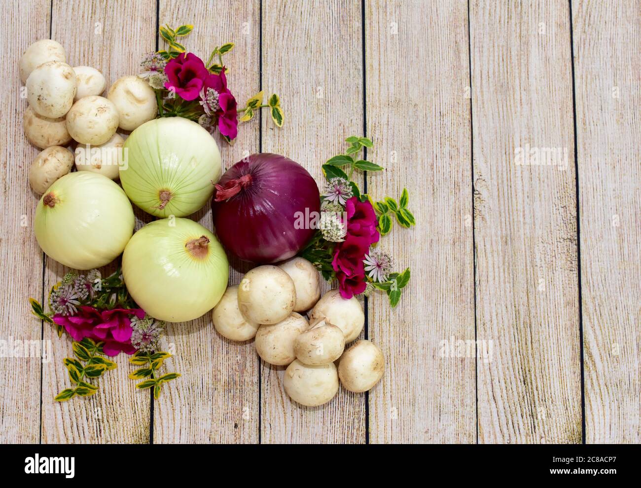 Fiori organici e verdure artisticamente disposti per la commercializzazione a stand mercato contadino o decorazioni tavola centrale Foto Stock