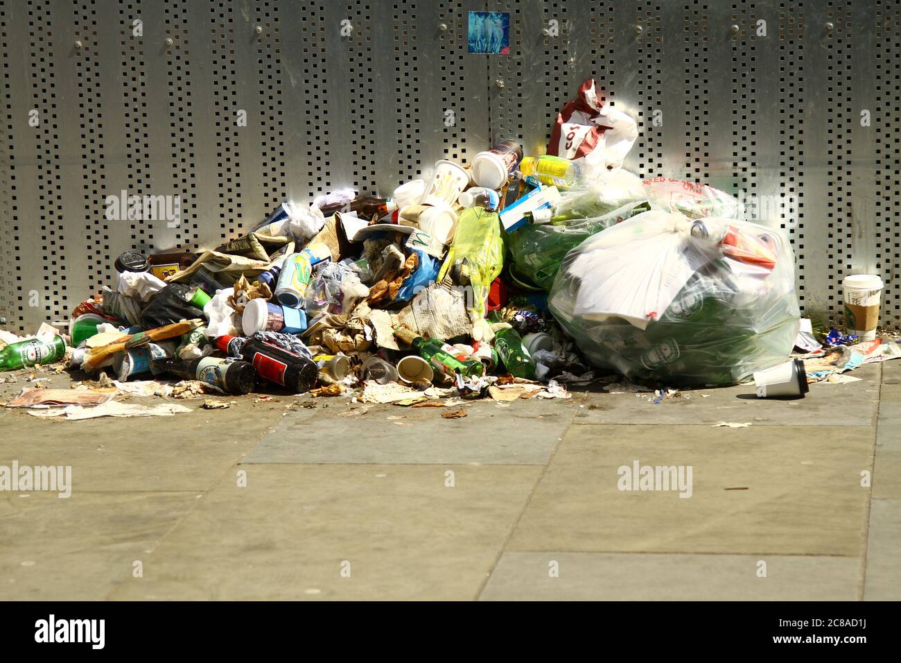 Rifiuti di scarico qualsiasi dove. Ribaltamento. Rifiuti umani. Scarico della massa. Rifiuti. Spazzatura. Società senza cura. Buttare via atteggiamento. Buttare via la società. Foto Stock