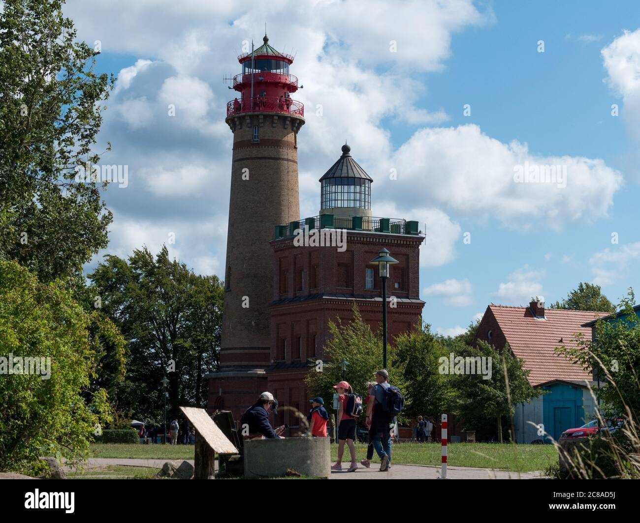 Der Leuchtturm bzw. Peilturm auf Rügen am Kap Arkona (Cape Arkona) dem nördlichsten Punkt auf der Insel Rügen, ein sehr beliebtes Urlaubsziel Foto Stock