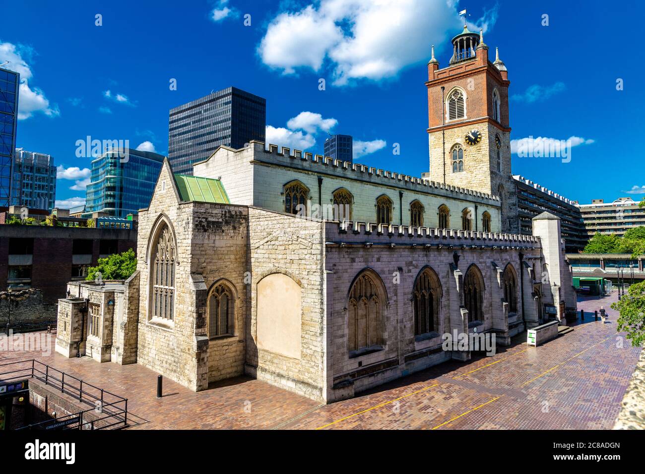 Chiesa di St Giles Cripplegate situata sulla tenuta Barbican, una delle poche rimaste medievali a Londra, Regno Unito Foto Stock