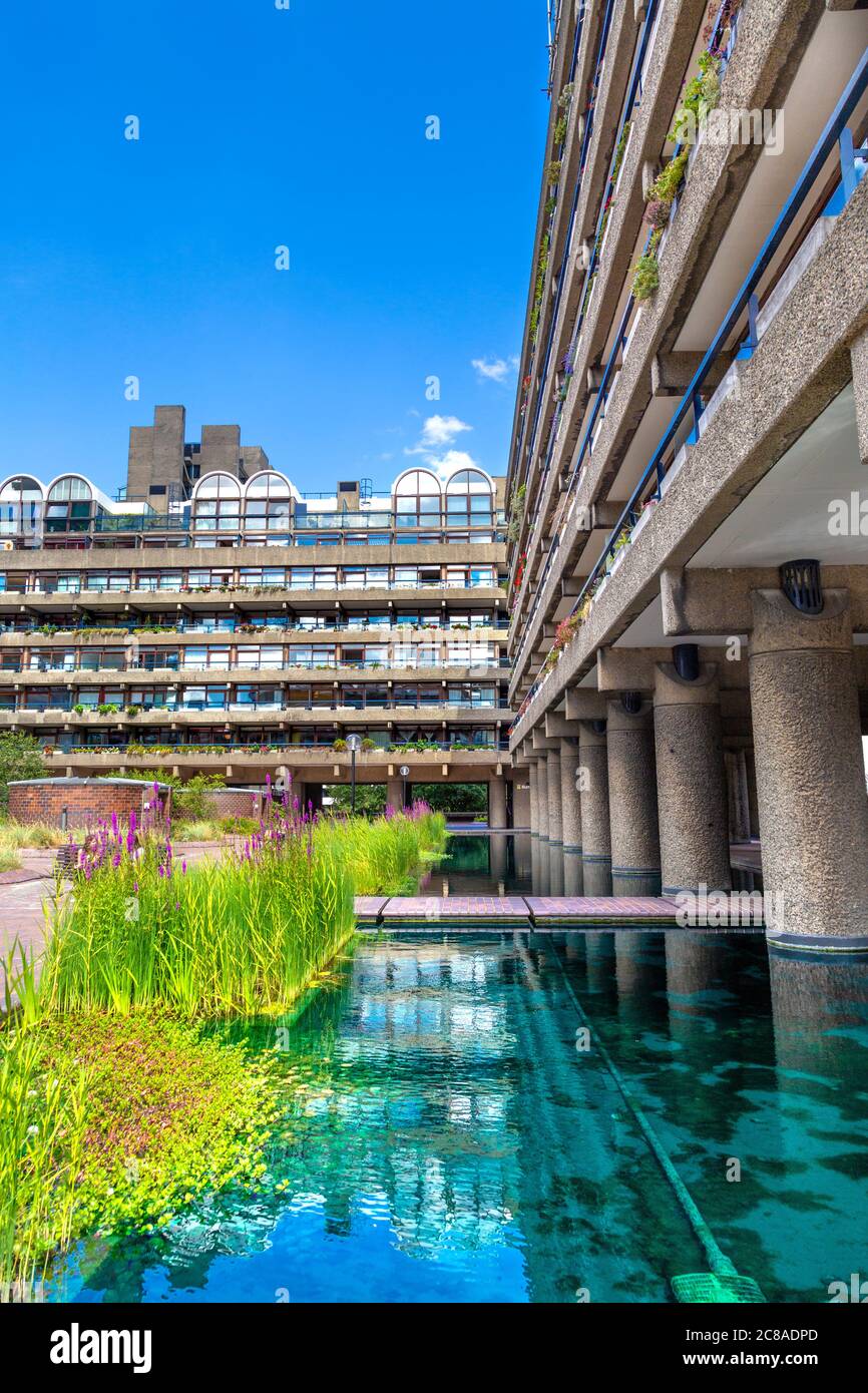 L'acqua si trova nei pressi di Bunyan e Bryer Court, presso la brutalista Barbican Estate, Londra, Regno Unito Foto Stock