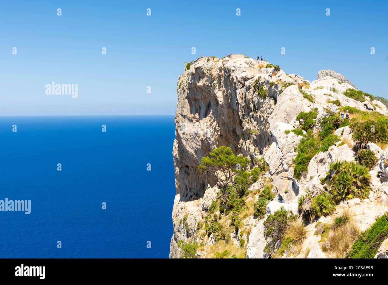 Ripide scogliere a Mirador es Colomer, Capo Formentor, Maiorca Foto Stock