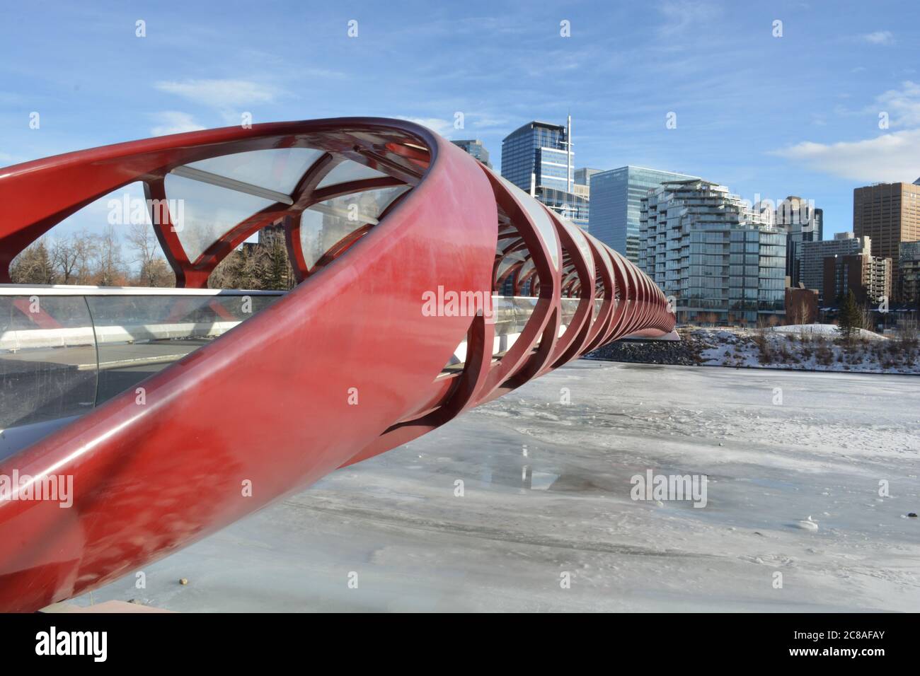 Moderno ponte pedonale sul fiume verso il centro città Foto Stock