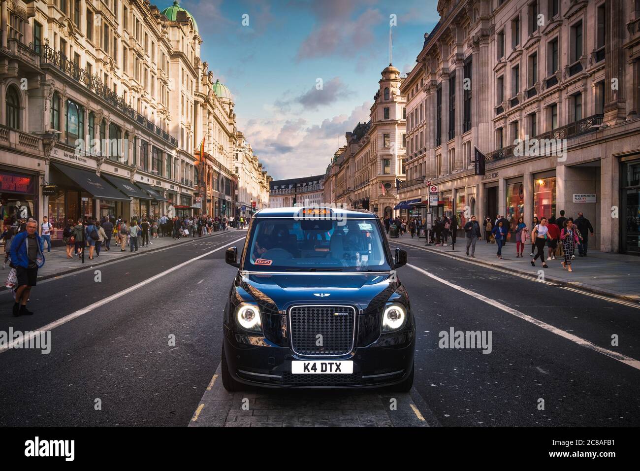 Tipico taxi nero londinese a Regent Street, un famoso punto di riferimento della capitale britannica Foto Stock