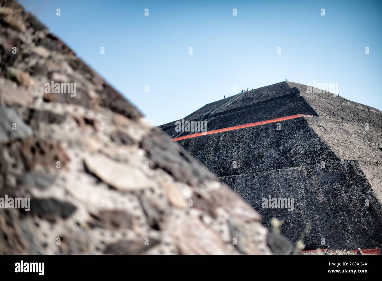 Piramide del Sole Teotihuacan Messico // TEOTIHUACAN, Messico - la colossale Piramide del Sole domina il paesaggio presso il sito archeologico di Teotihuacan. Questa struttura monumentale, una delle piramidi antiche più grandi delle Americhe, è una testimonianza dell'abilità architettonica e ingegneristica di questa civiltà precolombiana. La piramide sorge a circa 216 piedi (66 metri) di altezza ed è stata costruita intorno al 200 d.C. durante il periodo classico della città. Teotihuacan, che significa "il luogo in cui gli dei sono stati creati" in Nahuatl, era uno dei più grandi centri urbani del mondo antico Foto Stock