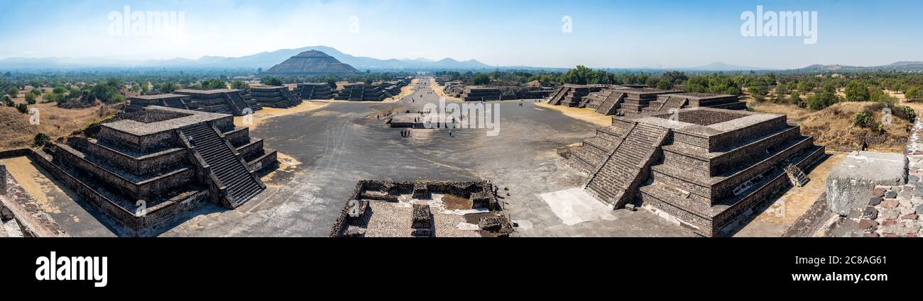 Teotihuacan Piramide della Luna Vista Messico // TEOTIHUACAN, Messico - Una vista panoramica dalla cima della Piramide della Luna rivela la scala monumentale di questa antica metropoli mesoamericana. La massiccia Piramide del Sole, alta circa 65 metri (213 piedi), domina il paesaggio a sinistra come una delle strutture più grandi delle Americhe precolombiane. Il viale dei morti si estende verso sud a destra, formando l'asse centrale del piano urbano di Teotihuacan che una volta collegava i principali complessi cerimoniali della città. Teotihuacan fiorì tra il 100 e il 6 circa Foto Stock