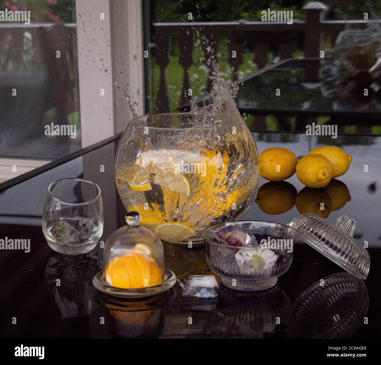 Bevanda rinfrescante alla limonata e frutta matura sullo sfondo della finestra Foto Stock