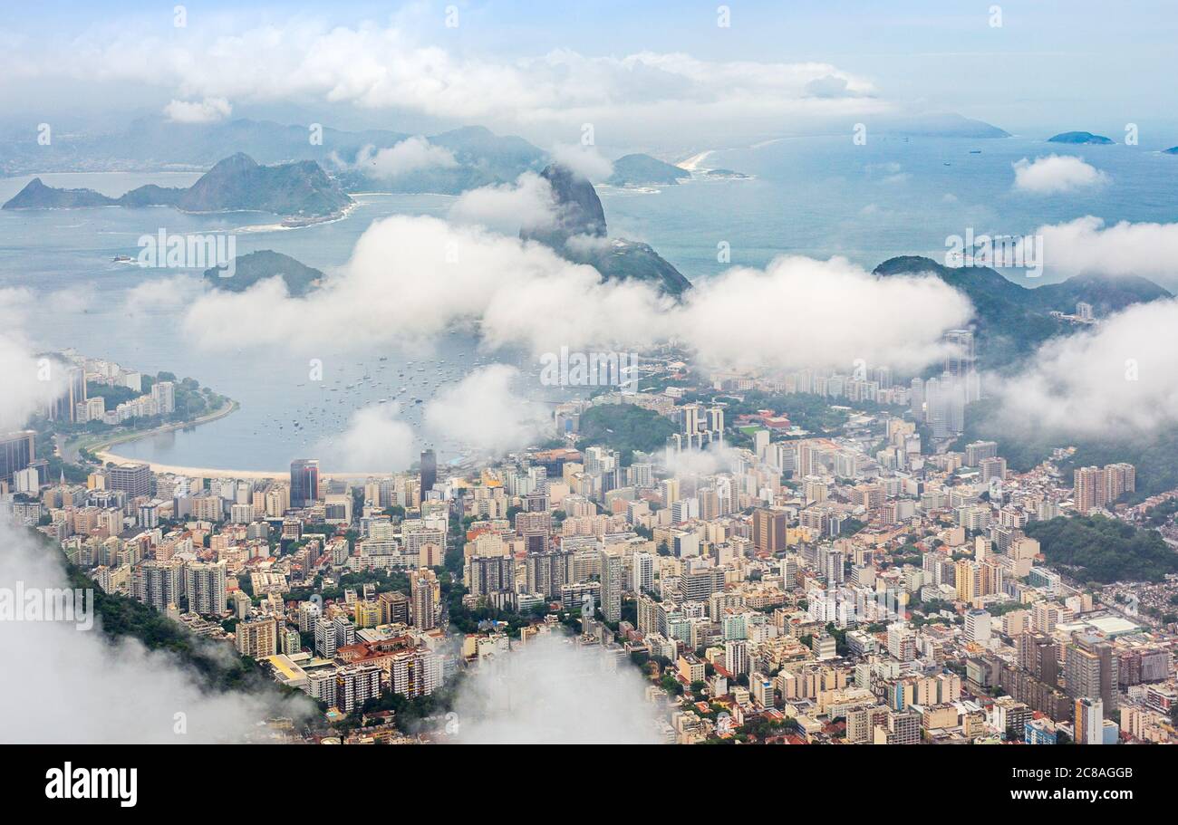 Rio City Centre panorama del centro con la costa e la montagna Pan di zucchero coperto di nuvole, Rio de Janeiro, Brasile Foto Stock