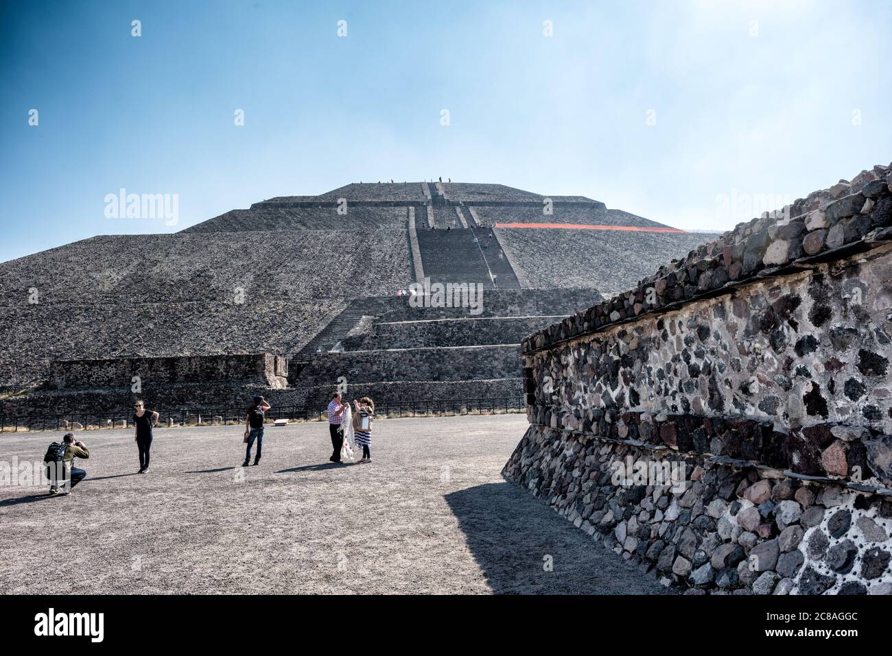 Piramide del Sole Teotihuacan Messico // TEOTIHUACAN, Messico - la colossale Piramide del Sole domina il paesaggio presso il sito archeologico di Teotihuacan. Questa struttura monumentale, una delle piramidi antiche più grandi delle Americhe, è una testimonianza dell'abilità architettonica e ingegneristica di questa civiltà precolombiana. La piramide sorge a circa 216 piedi (66 metri) di altezza ed è stata costruita intorno al 200 d.C. durante il periodo classico della città. Teotihuacan, che significa "il luogo in cui gli dei sono stati creati" in Nahuatl, era uno dei più grandi centri urbani del mondo antico Foto Stock
